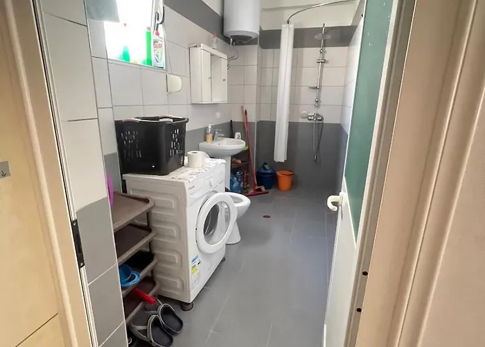 9 Qerret Albania * Golem